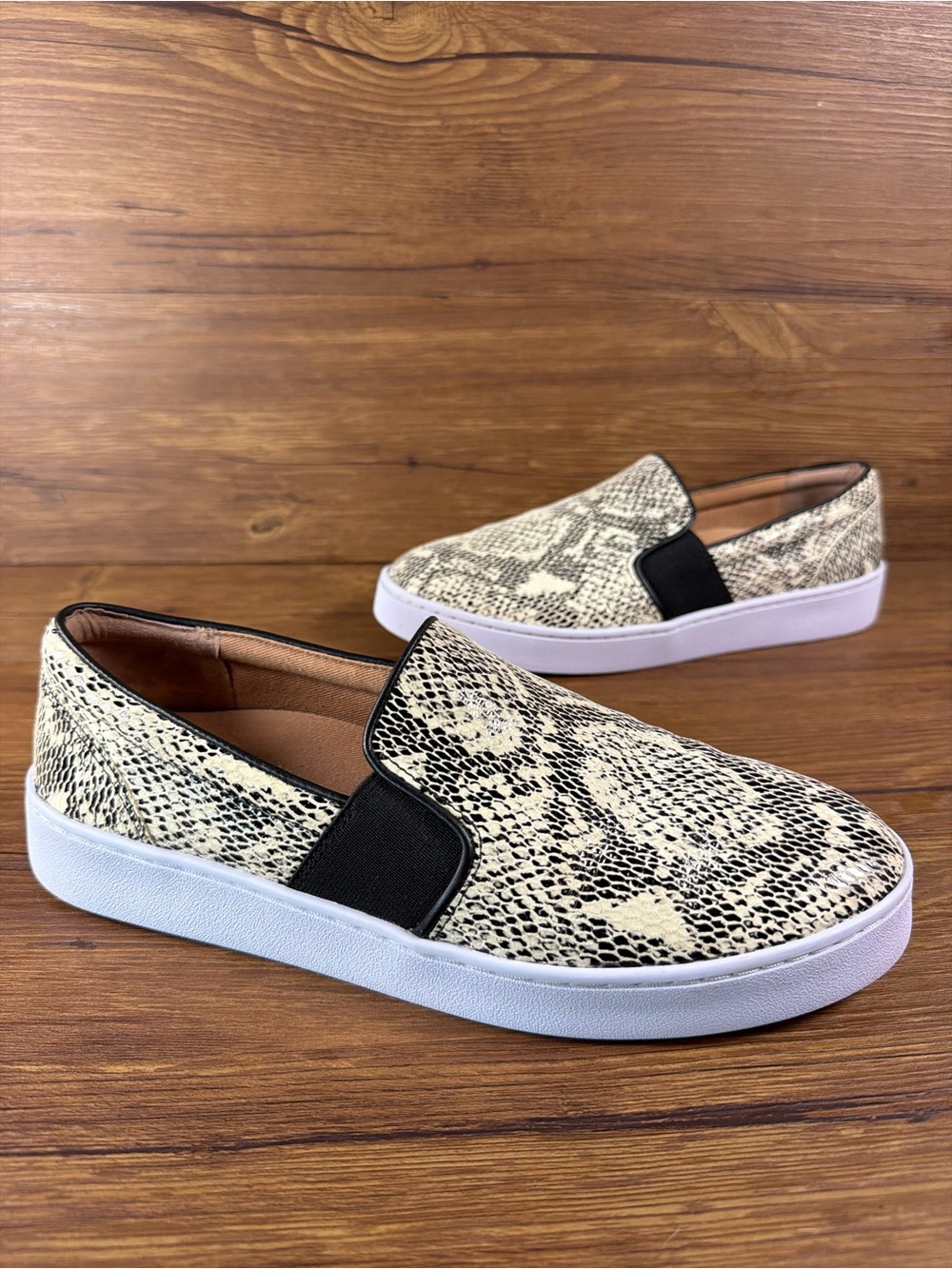 Vionic Demetra slip on sneakers snakeskin Women’s Size 8 Shoes